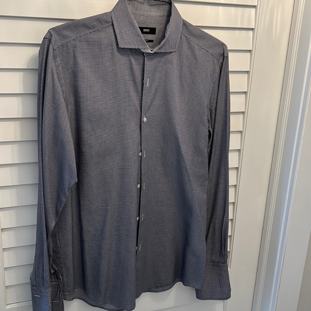 Men’s Hugo Boss dress shirt. Slim fit size 42 16 1/2. Cuff link cuff.